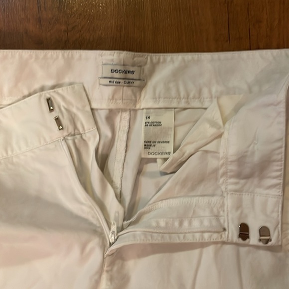 Dockers white mid rise curvy capris. - Picture 4 of 6
